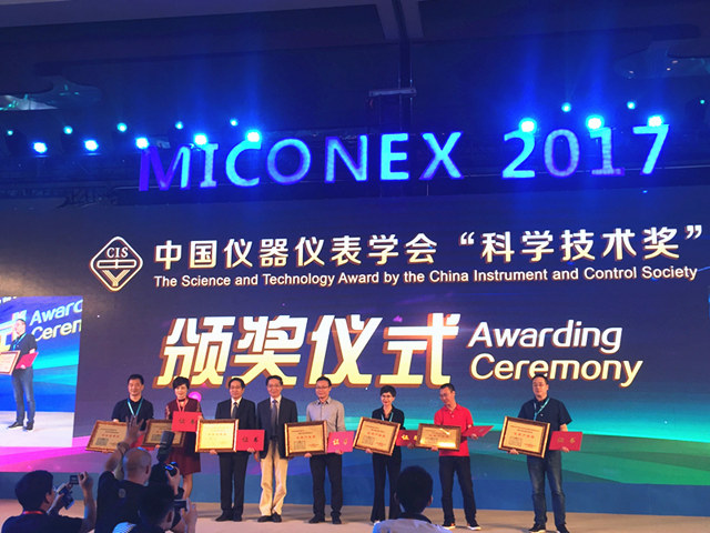 3蔣總上臺領(lǐng)獎.jpg 3蔣總上臺領(lǐng)獎.jpg