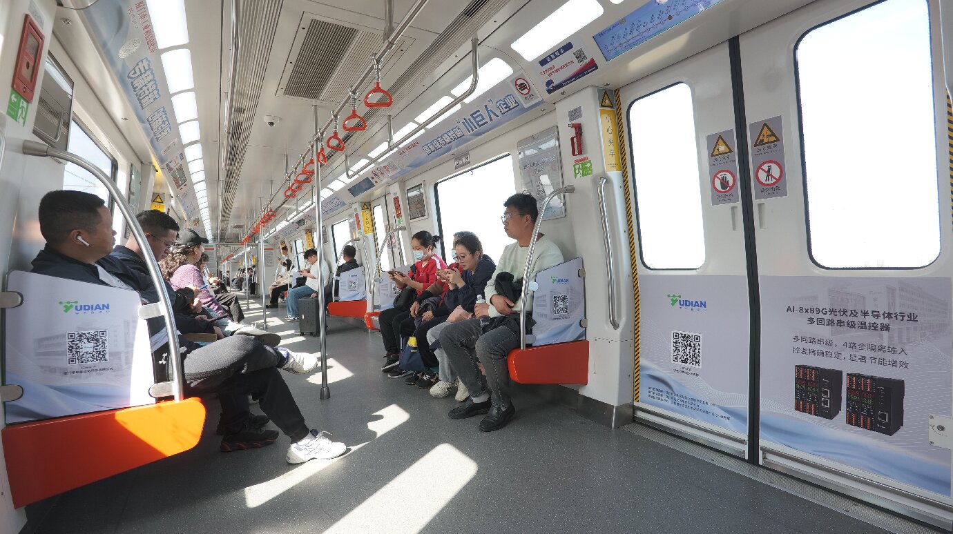 地鐵列車(chē)內(nèi)部圖片.JPG